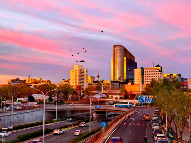 朝色漫染	，天空披彩，北京的晨光太治愈了！