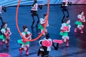 研发公司回应“机器人在春晚丢手绢、扭秧歌”：“失误”是小彩蛋，未来或能替人上班图片