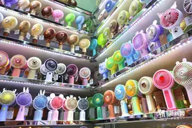 义乌总是快人一步，太阳能风扇帽、手表风扇等消暑用品火热开卖图片