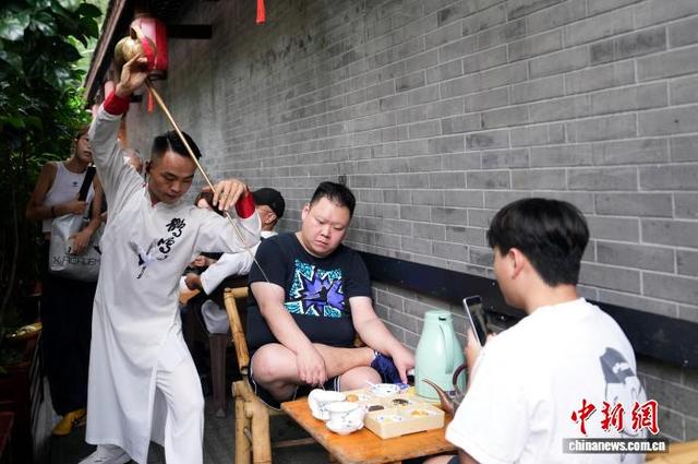 国庆假期游客体验成都“巴适”生活