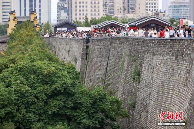 国庆假期 民众登上南京明城墙品味历史