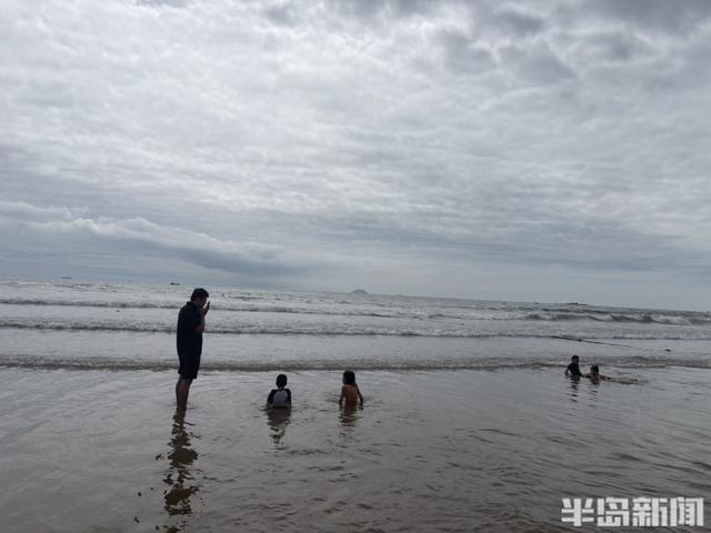 热闹的周末沙滩