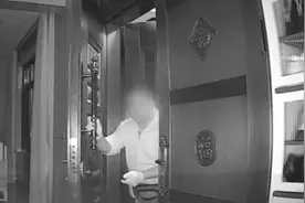 男子入室盗窃为不留线索特意穿戴手套、鞋套，却不挡脸图片