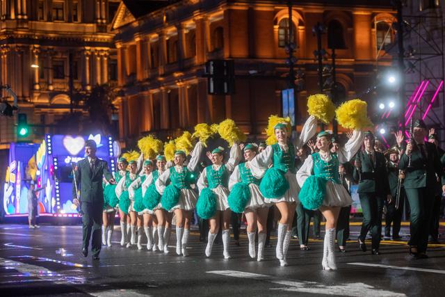 上海旅游节大巡游惊艳外滩，雨中演绎别样风情