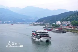 湖北宜昌：三峡第二代新能源智能游船成功首航图片
