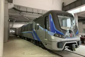 广州地铁十号线首列电客车“到家”图片