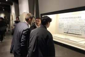 要捐622张照片的法国小伙子来上海了！外公会讲上海话，当年拍摄大量珍贵照片图片