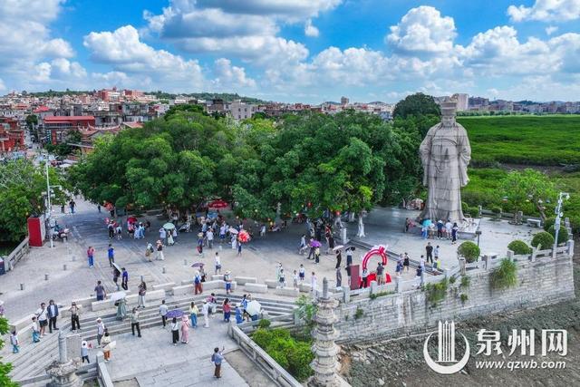 洛阳桥的国庆序曲：红树林、蓝天白云与游人的诗画之约