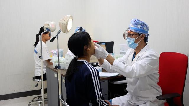 北京市下半年女兵征集体检工作启动，入围者超一半来自“双一流”