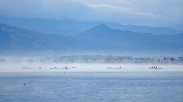 泸沽湖：薄雾轻舟入画来 冬韵泸沽醉游人