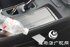 夏日高温车内物品放置需谨慎：矿泉水 打火机成隐患图片