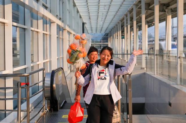 广西这座高铁站内，为啥众多旅客手拿树枝?