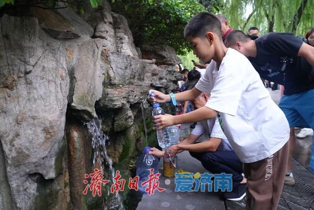国庆假期第一天，黑虎泉畔游人如织