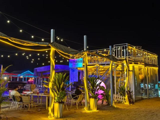 从夕阳西沉到夜幕降临，海风正把防城港这些沙滩酒吧的故事吹向你~