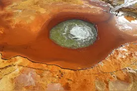 青海茫崖：“大地之眼”艾肯泉图片