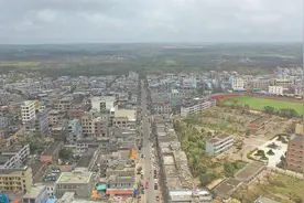 原创组图｜航拍灾后的文昌翁田镇：道路不断畅通 秩序逐步恢复图片