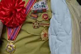 穿上珍藏70多年的军大衣，93岁爷爷笑得像个孩子图片