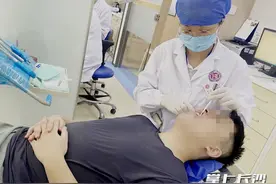 每天2瓶碳酸饮料，男子一口牙齿被“腐蚀”图片