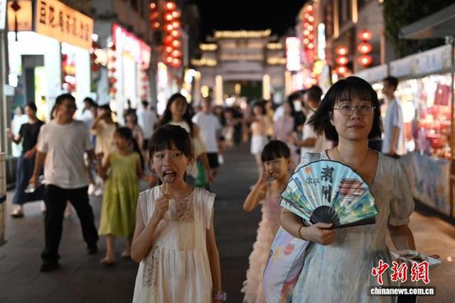 国庆假期 游客夜游广东侨乡潮州