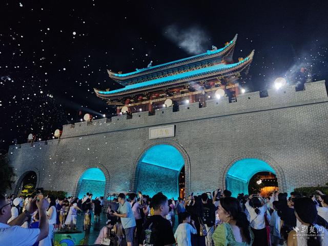 活力中国调研行｜水枪已上膛，荆州市民趁夜狂欢