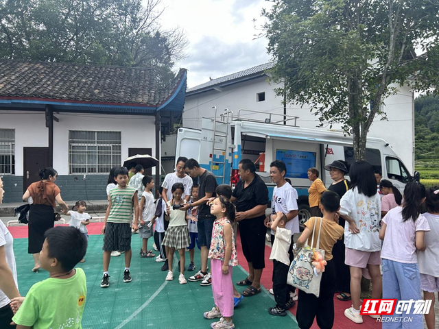 张家界科普大篷车“下乡进村” 点燃乡村娃的科技梦