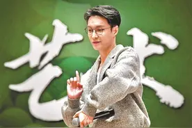 国话演员张艺兴的正面与侧面图片