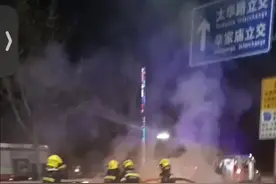 西安一轿车撞路墩自燃，路过的哥和乘客徒手破窗救出4人！图片