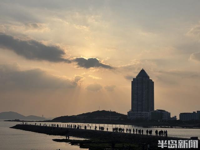 落日穿云洒海面，定格海滨温柔