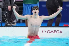 刷新100米自由泳世界纪录！潘展乐为中国泳军拿下首金图片