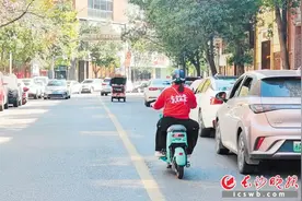 共享电单车头盔有异味，骑行者出“奇招”图片