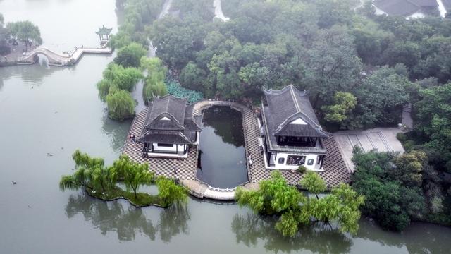 江苏扬州：秋雾萦绕瘦西湖