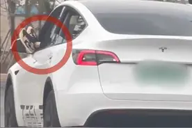 昆明一男子开车时把双脚伸出窗外！交警：罚图片