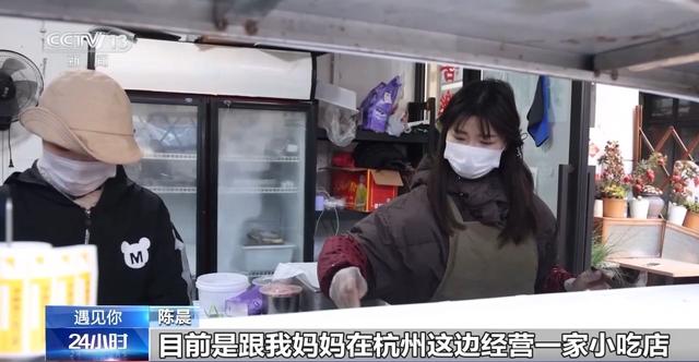 遇见你丨90后女孩坚持三年爬山捡垃圾 身披“塑料瓶铠甲”走路带风