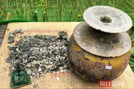 专家开启武当山紫霄大殿宝顶，共发现343件宝贝，最早的一件距今约920年图片