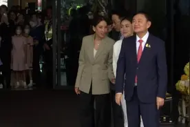 流亡15年 泰国前总理他信回国被判狱中服刑8年视频封面