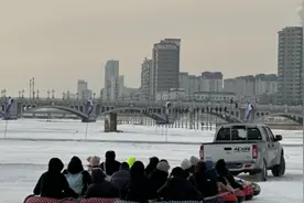 游客市民玩冰戏雪 延吉欢乐谷春节假期嗨翻天图片