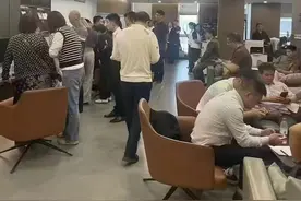 晚上9点半还在带客户看房！中介签约室开始排队图片