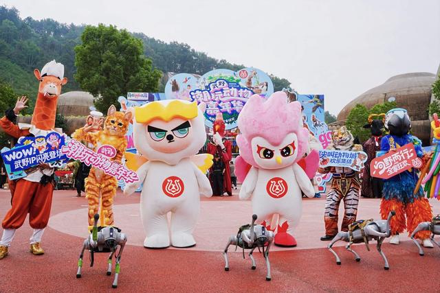 猿猴住进“湖景房” 东北虎春节迎客 武汉野生动物王国让游客体验全面升级