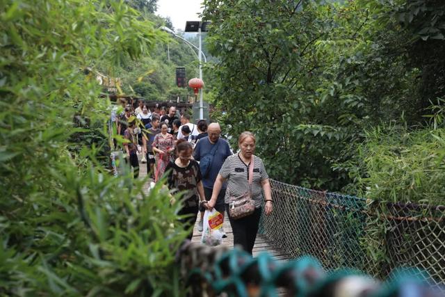 绥阳红果树景区：洞穴火锅“煮”出清凉经济新模式