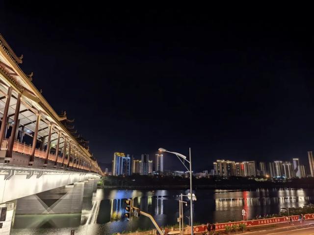 柳北烟火 |中秋夜！凤凰岭大桥把月亮「挂」在侗族飞檐下，邀你桥边赏月光、啃烤串，解锁3种神仙赏月姿势
