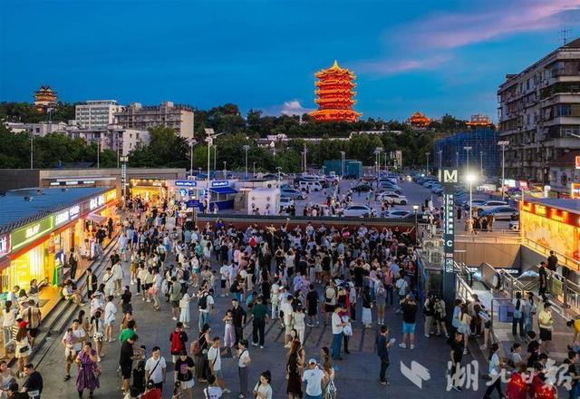 黄鹤楼红墙秒变“星光大道”，氛围感拉满！