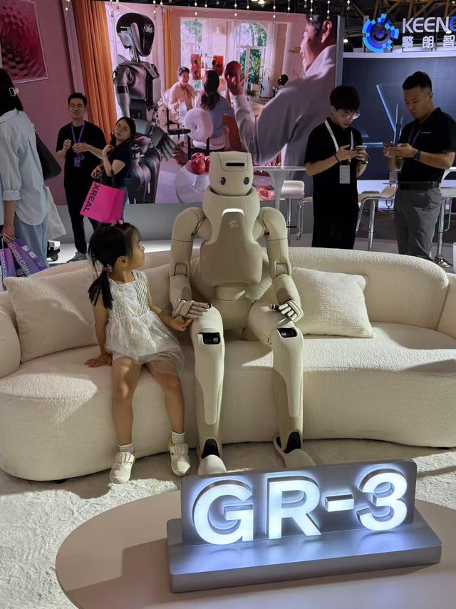 打拳击、煮咖啡、做康复训练......最大规模人形机器人亮相WAIC