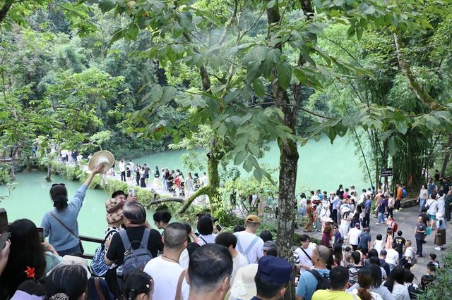人气火爆，万人涌入！国庆第二天的荔波人潮汹涌，被人海点亮