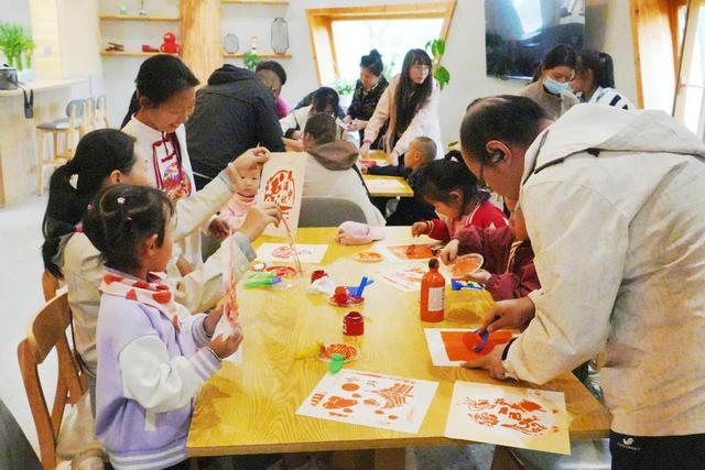国庆长假秋雨至，贺兰山国家森林公园“暖心服务”护航游客畅游雨境