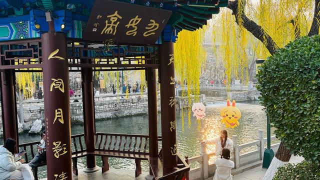 新视界｜济南护城河公园：清泉映垂柳 游客乐冬游