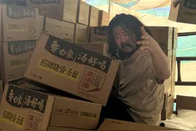 公益人士胡雷携物资从成都运往榕江：已40多个小时没睡觉，平时生活靠补贴和摆摊图片