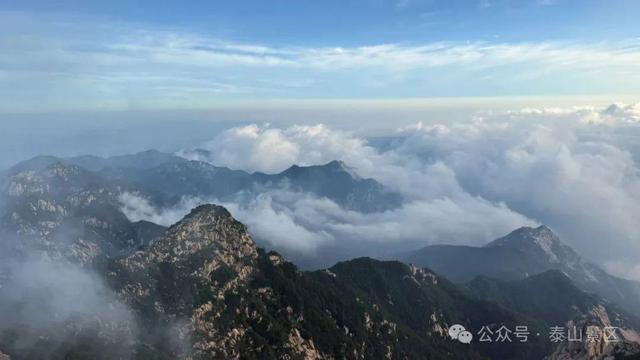 泰山雨霁：云雾织仙境，霞光染群峰，这泼墨山水里藏着夏日最治愈的奔赴