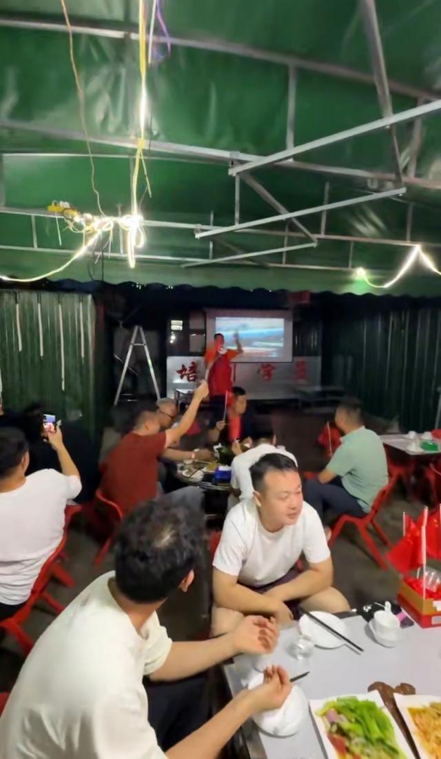 30桌7000多元！河南一餐馆九三阅兵全场免单，老板：能安稳做生意，感谢伟大祖国