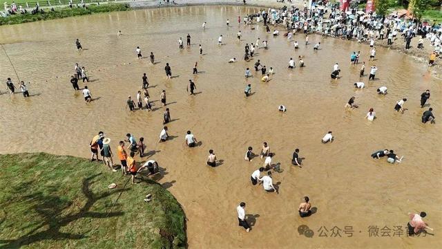 会泽雨碌大地缝：捞鱼抓鸭嗨翻天‖雨碌乡捞鱼狂欢节