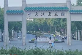 纵览热点｜武汉大学门口有黄牛军训期间有偿带游客进校？校园接警中心：已记录，会由专门打击黄牛的部门处理图片